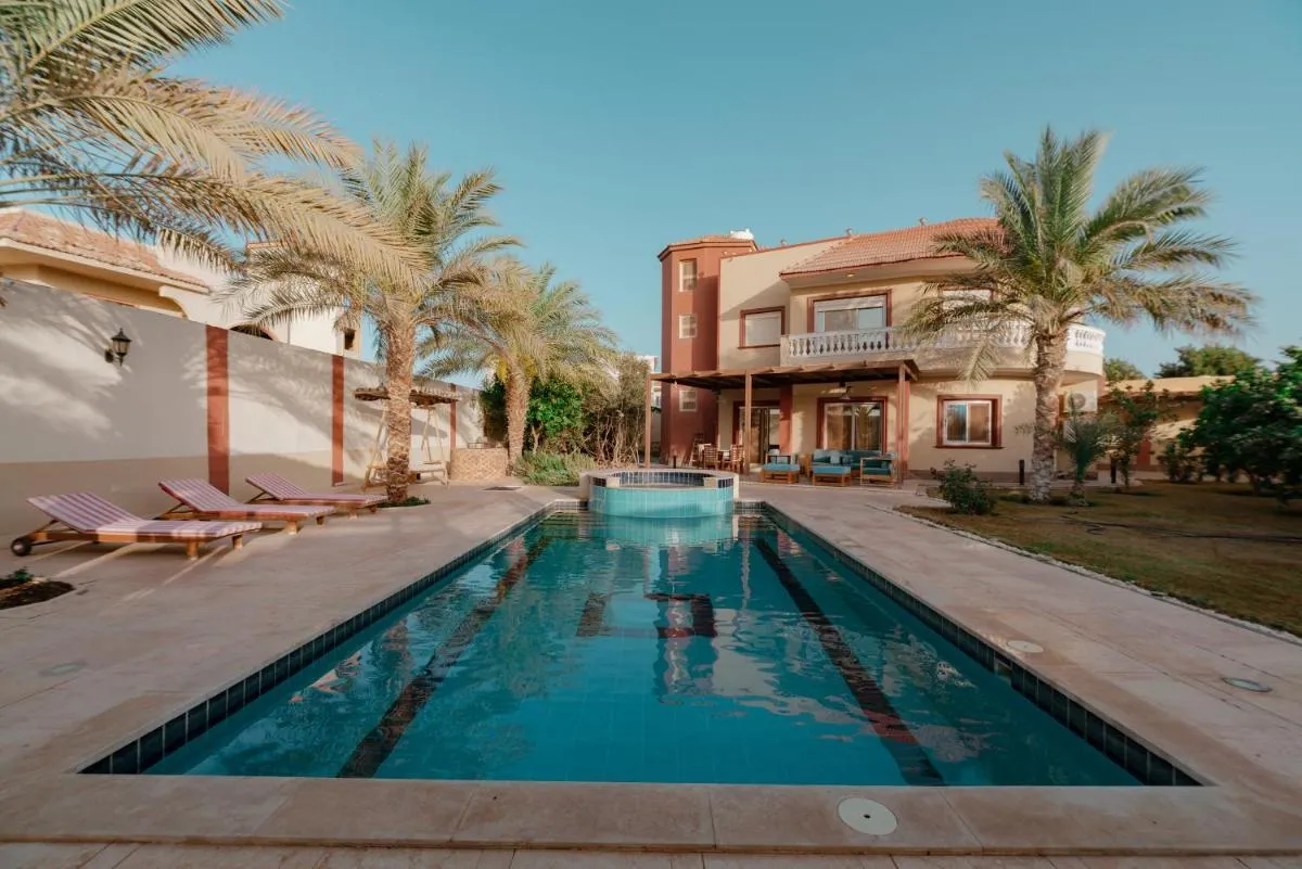 Image 3 of Luxury private villa with pool