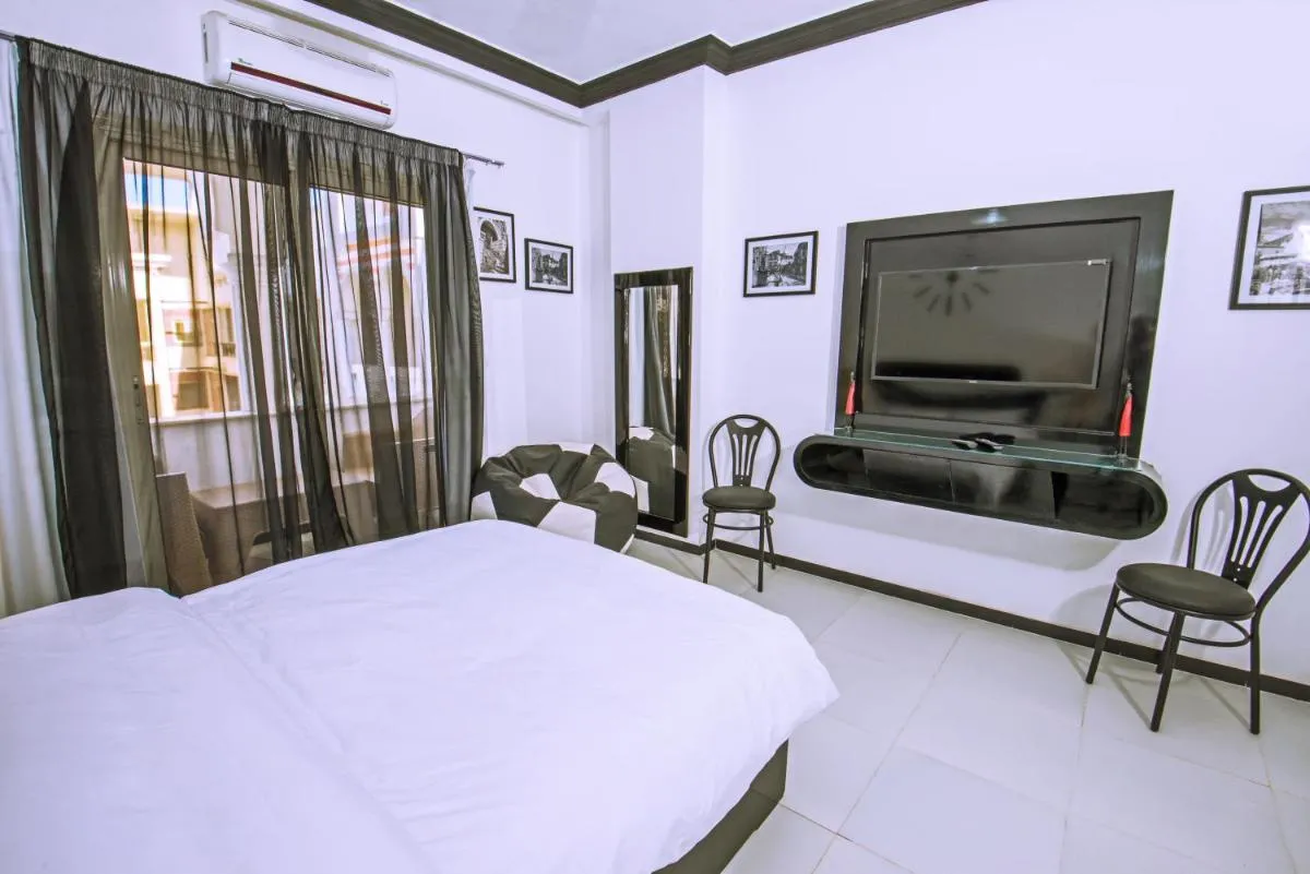 Image 5 of Rare New Marina Hotspot With Fast Free WIFI, Balcony & Pool – Western Standards – Sheraton Plaza 414