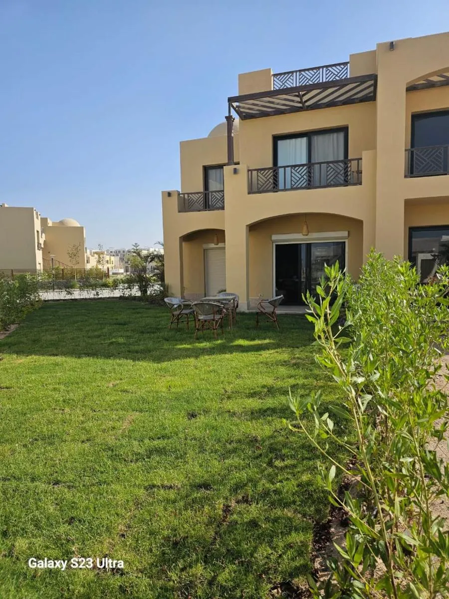 Image 3 of Makadi home lake view & garden