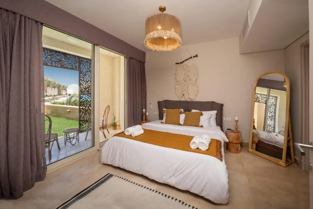 Image of Secluded & Bespoke 1 BDR Apt with Pool View & Beach access